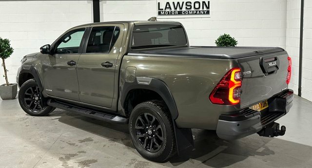 Toyota HILUX 2.8 D-4d Invincible X Pickup Double Cab Brown #4