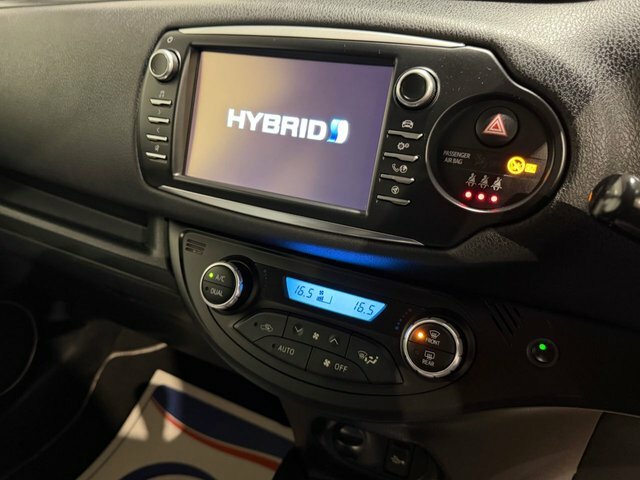 Toyota Yaris Dynamic White #15