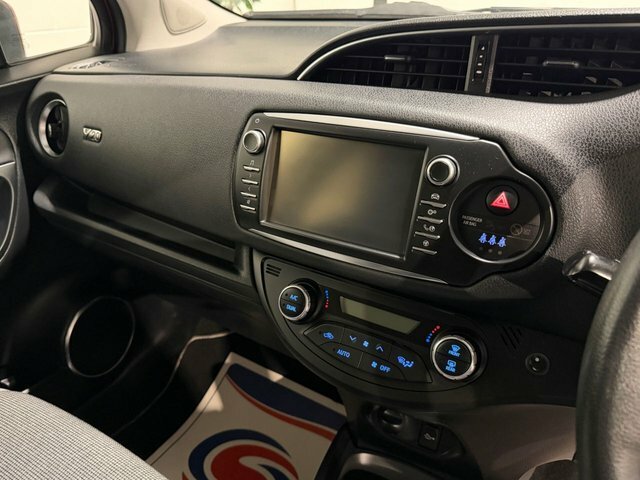 Toyota Yaris Dynamic White #11