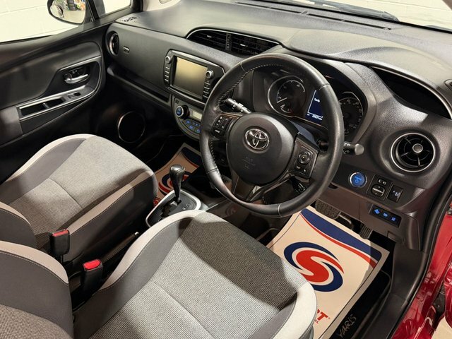 Toyota Yaris Dynamic White #9