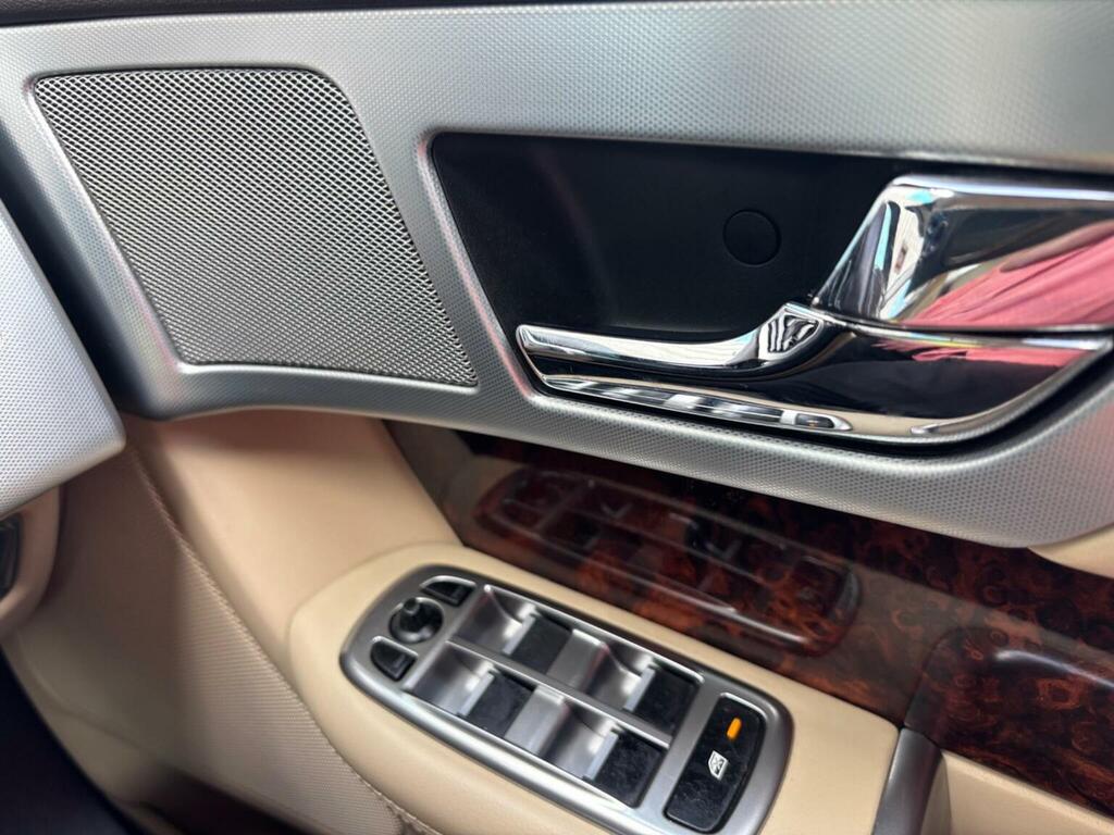 Jaguar XF 2.2 Premium Luxury D Red #38