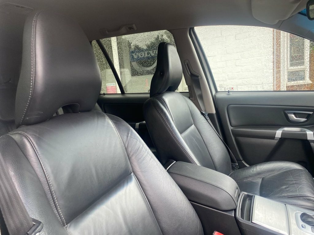 Volvo XC90 2.4L Es LS63PTY White #4