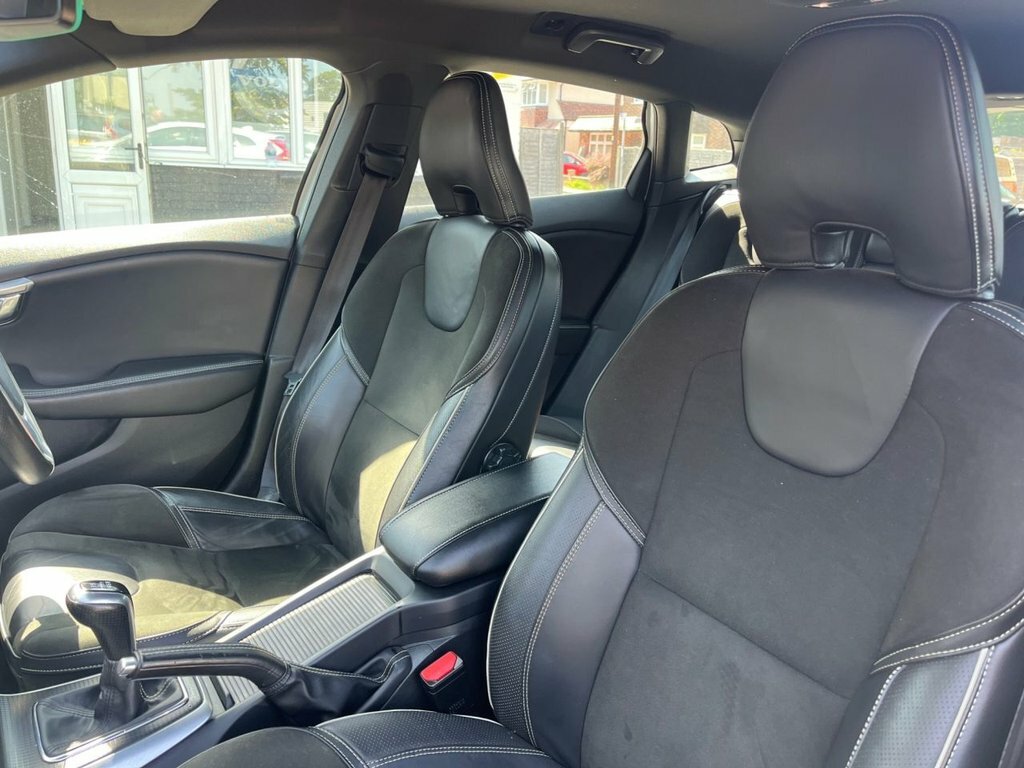 Volvo V40 2L R-design Nav Plus VX68JZO White #4