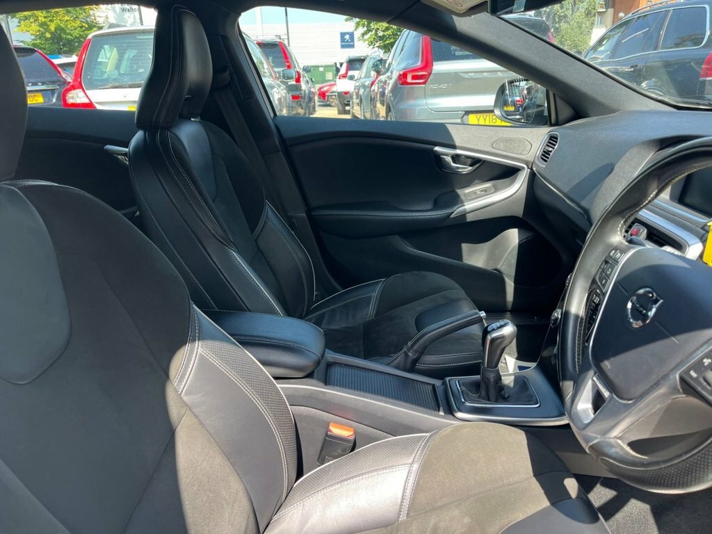 Volvo V40 2L R-design Nav Plus VX68JZO White #3