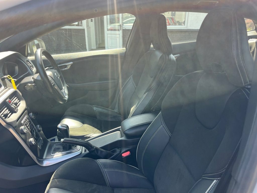 Volvo V40 2L R-design Nav Plus VX68JZO White #5