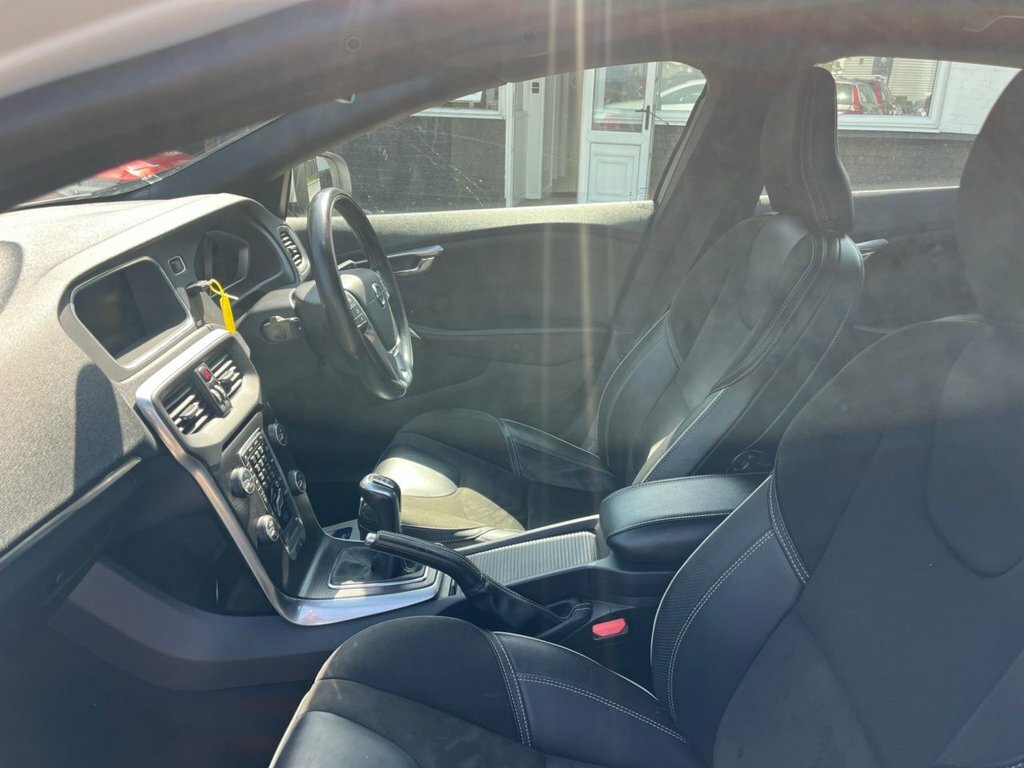 Volvo V40 2L R-design Nav Plus VX68JZO White #6
