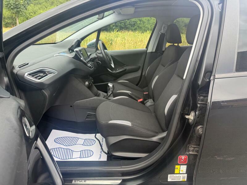 Peugeot 208 1.4 Hdi Style Euro 5 Black #6