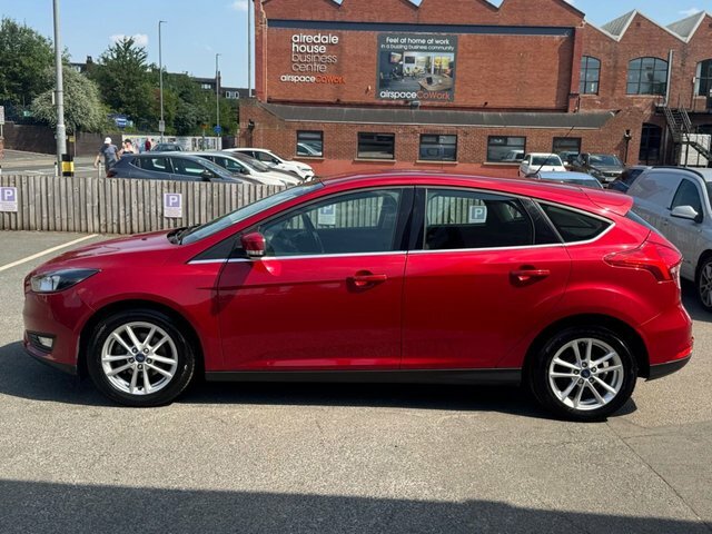 Ford Focus Hatchback Red #6