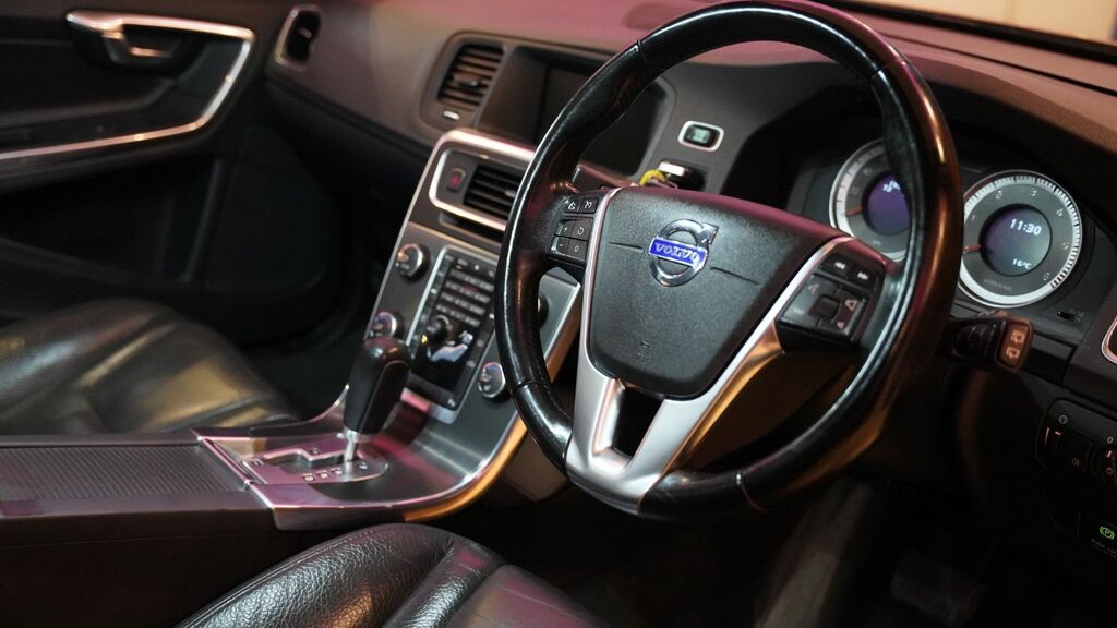 Volvo V60 2.0 D3 R-design Red #16