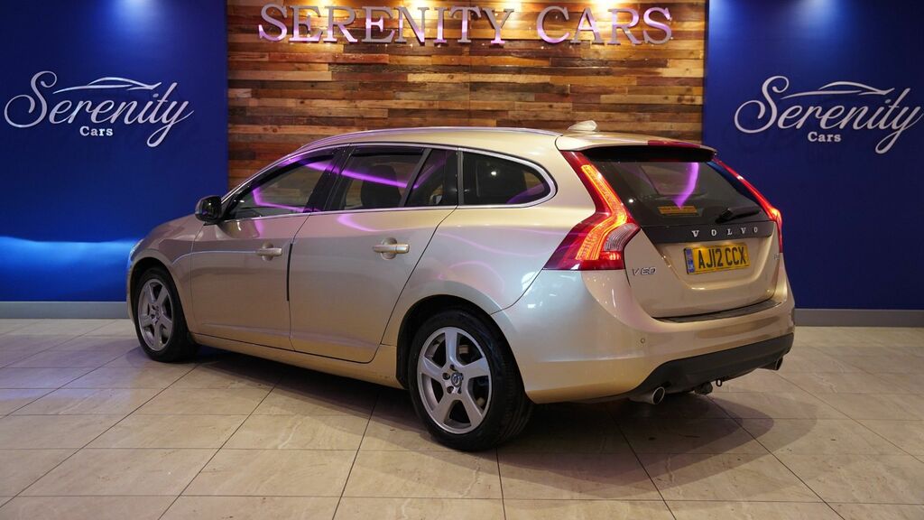Volvo V60 2.0 D3 R-design Red #3