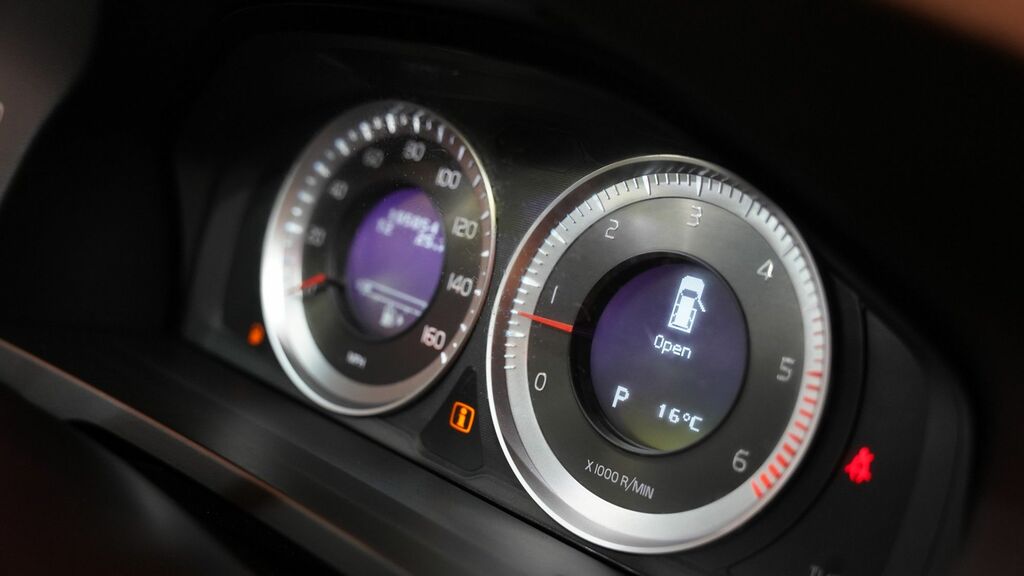 Volvo V60 2.0 D3 R-design Red #25