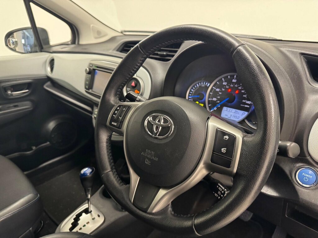Toyota Yaris Trend White #19