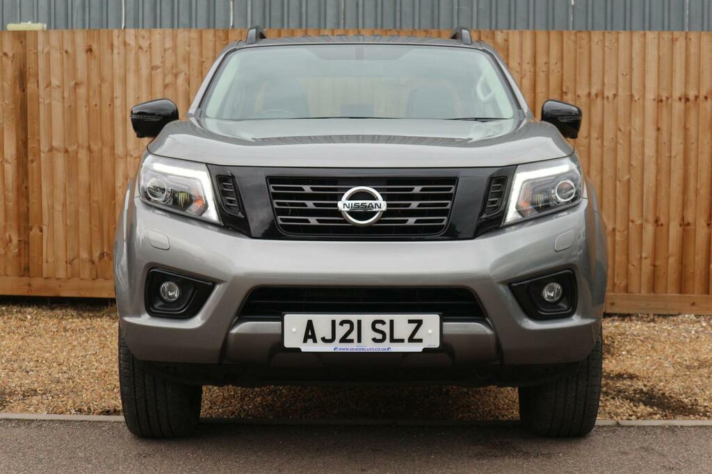 Nissan Navara Tekna Red #9