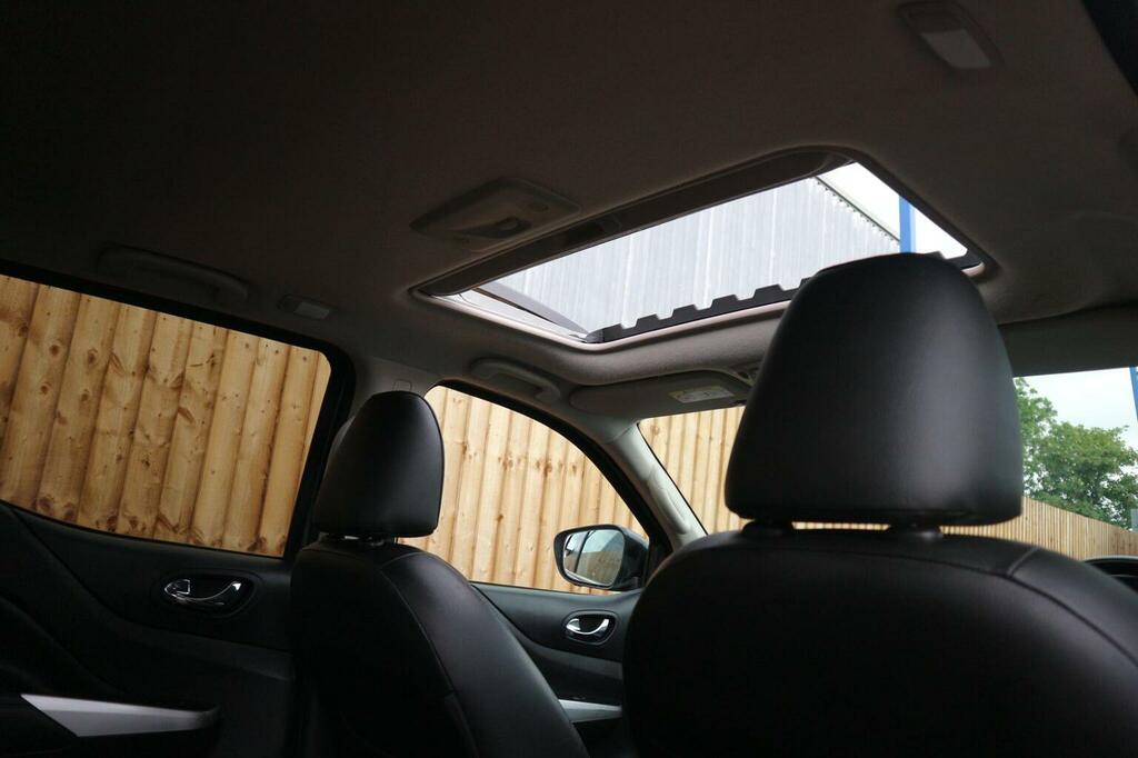Nissan Navara Tekna Red #37