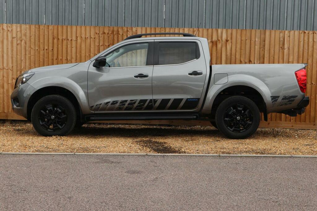 Nissan Navara Tekna Red #7
