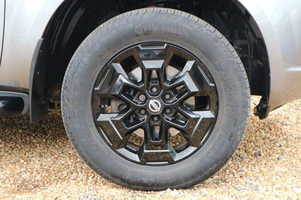 Nissan Navara Tekna Red #16