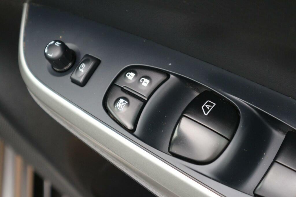 Nissan Navara Tekna Red #52