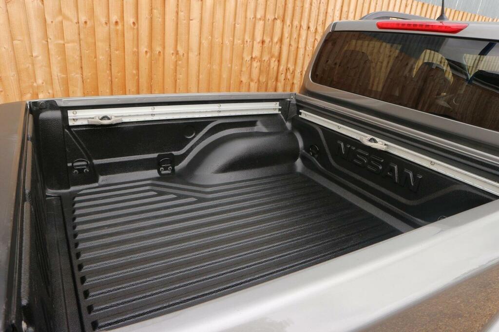 Nissan Navara Tekna Red #20
