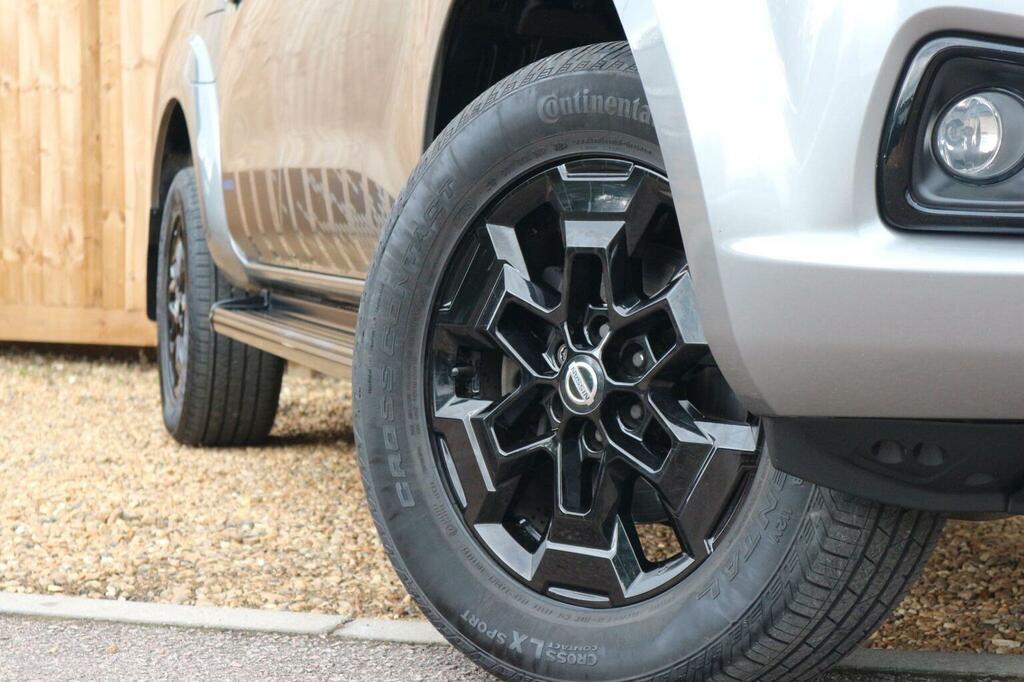 Nissan Navara Tekna Red #14