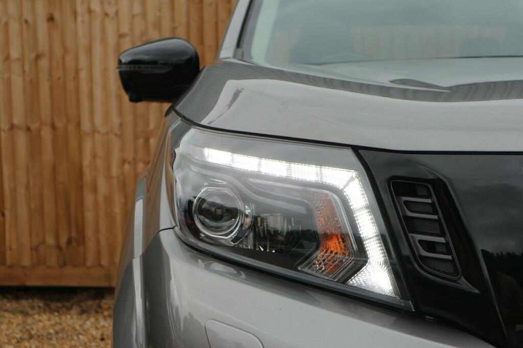 Nissan Navara Tekna Red #10