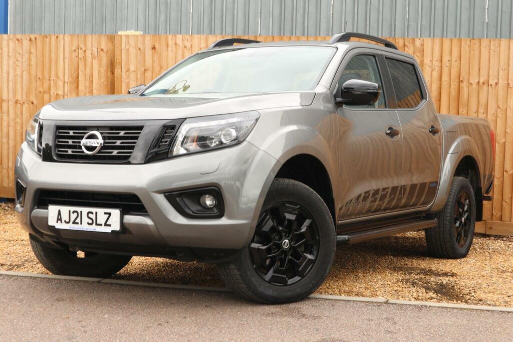 Nissan Navara Tekna Red #8