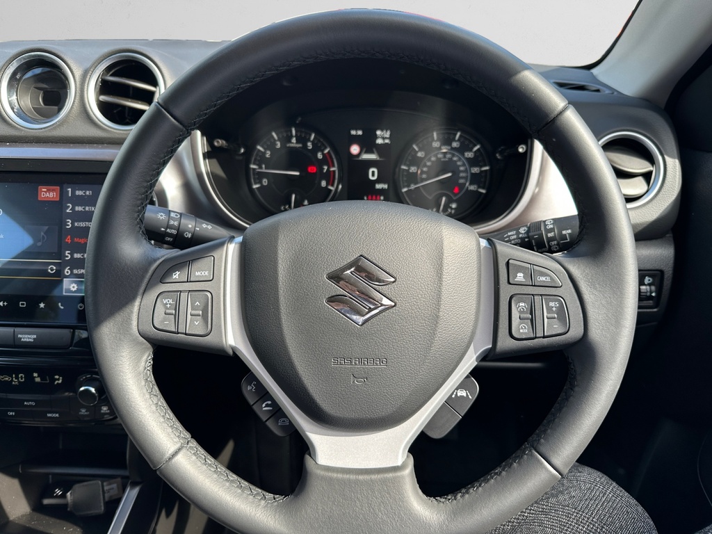Suzuki Vitara 61Kwh Motion 2Wd White #7