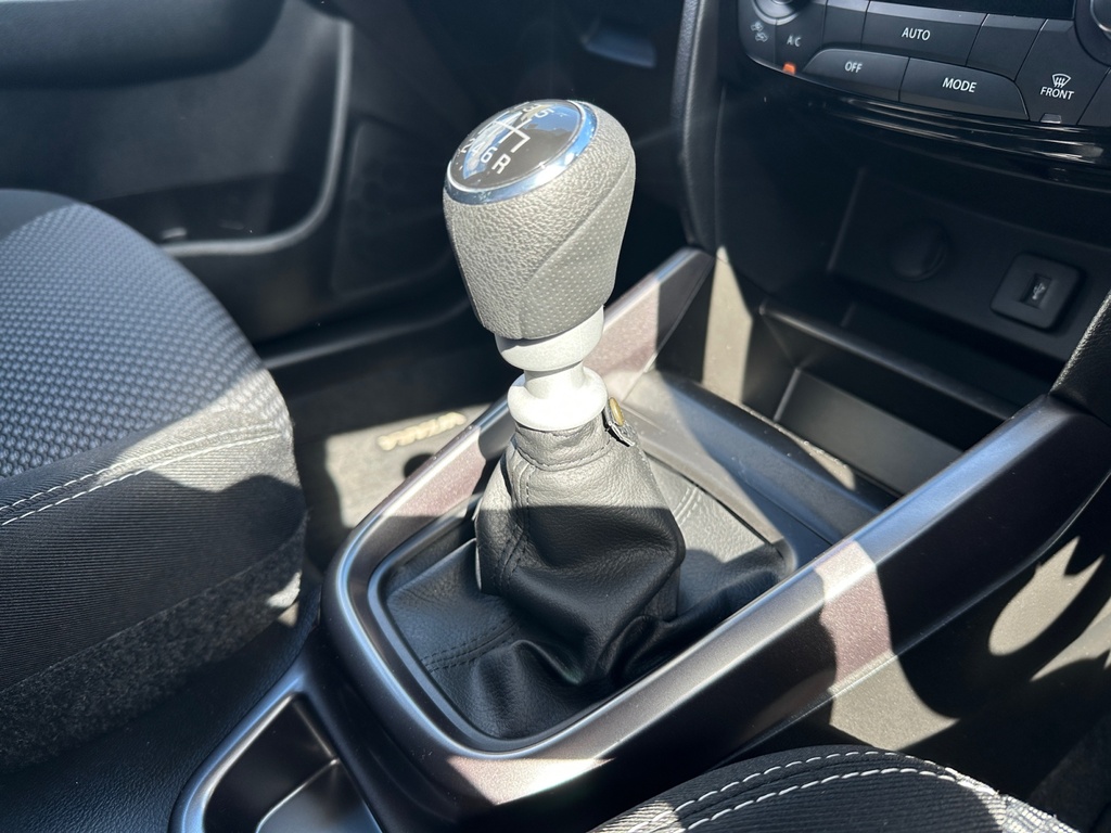 Suzuki Vitara 61Kwh Motion 2Wd White #8