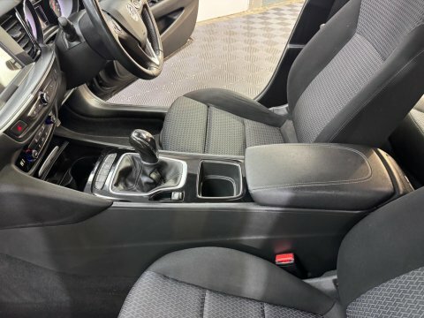 Vauxhall Insignia 1.5 Turbo D Se Nav White #40
