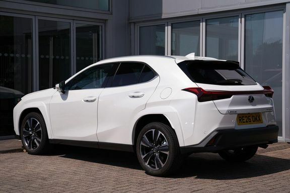 Lexus UX 300H E4 2.0 F-sport Cvt White #2