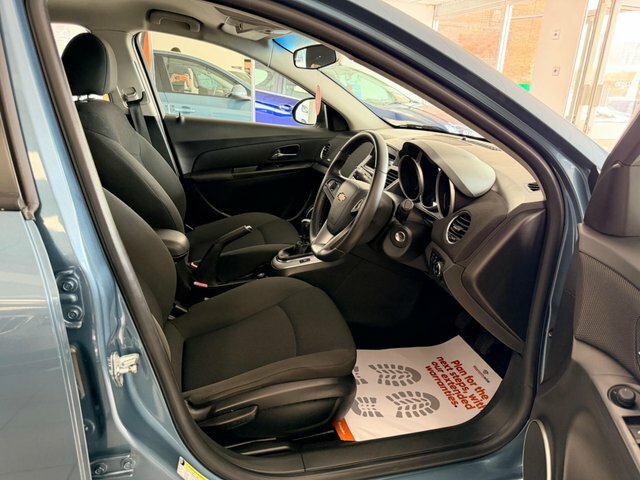 Chevrolet Cruze Lt Hatchback Blue #2