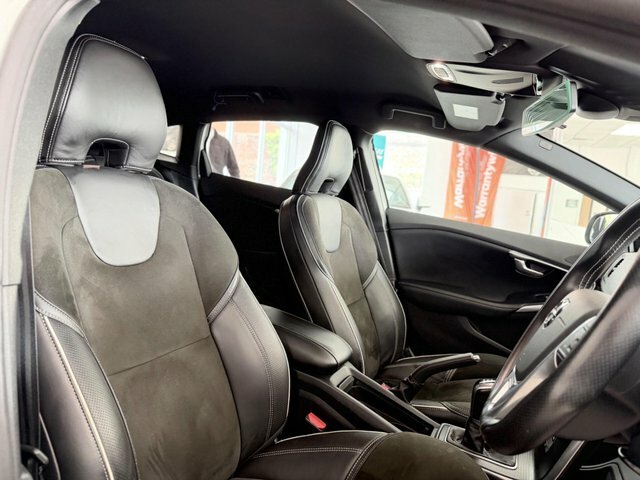 Volvo V40 T3 R-design Hatchback White #2