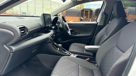 Toyota Yaris Design WM74AHZ White #5