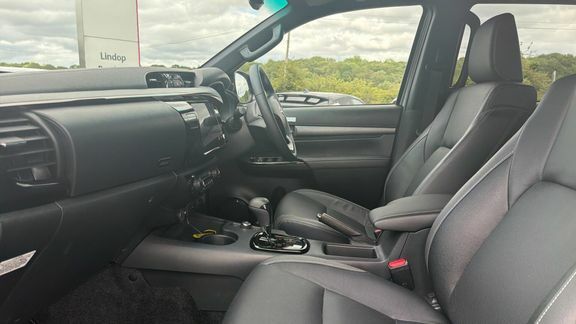 Toyota HILUX Invincible X Dc 2.8 Hybrid 48V Silver #5