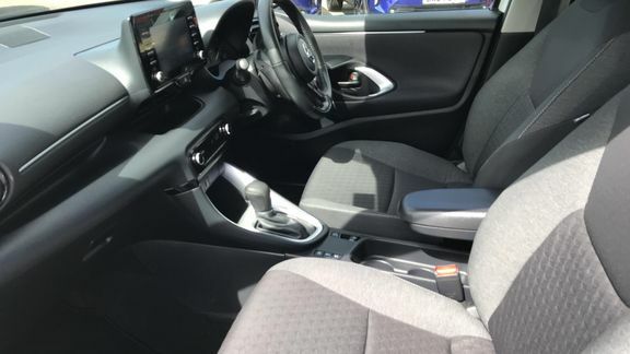 Toyota Yaris Icon White #5