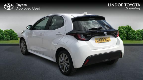 Toyota Yaris Icon White #4