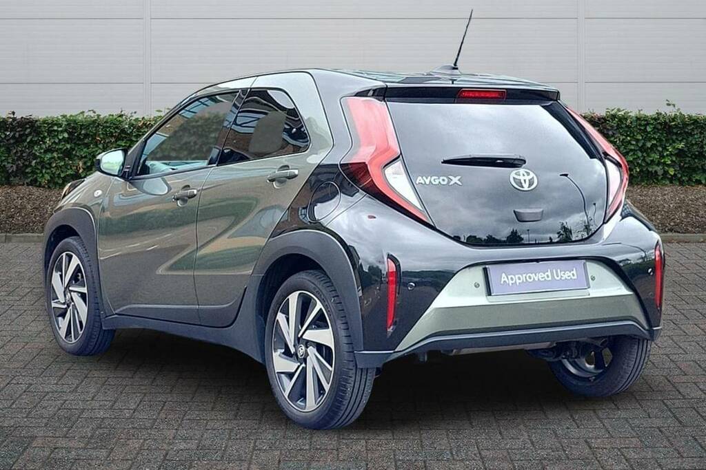 Toyota Aygo X 1.0 Vvt-i Edge Parking KW23XSR Green #2
