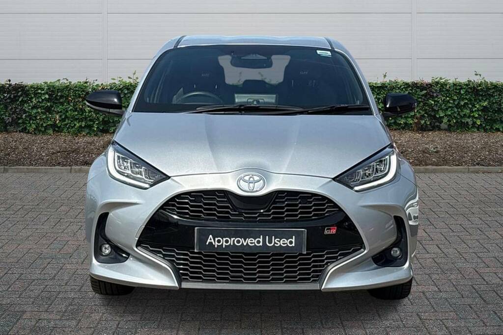 Toyota Yaris 1.5 Hybrid 130 Gr Sport Cvt FV74TVD Silver #2