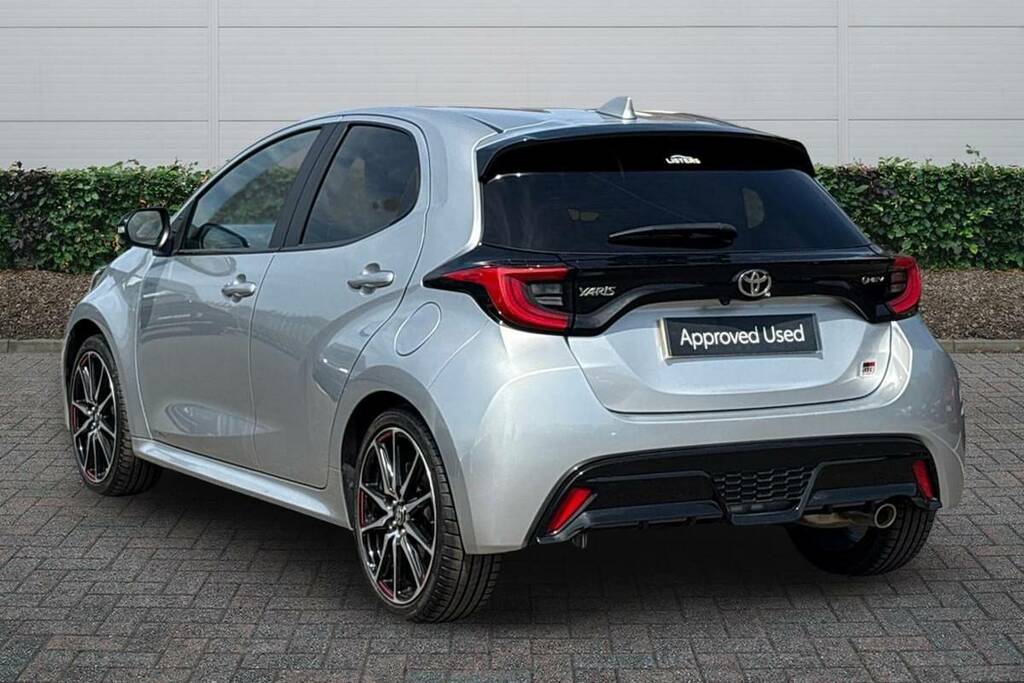 Toyota Yaris 1.5 Hybrid 130 Gr Sport Cvt Silver