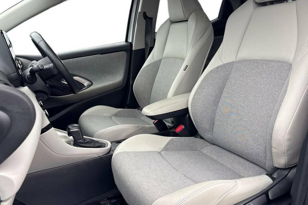 Toyota Yaris 1.5 Hybrid Excel Cvt LM70HKH Silver #6