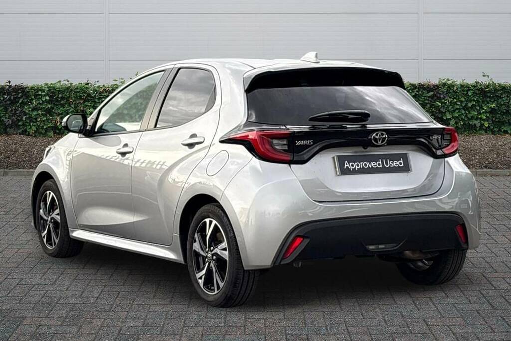 Toyota Yaris 1.5 Hybrid Design Cvt FV74BYH Silver