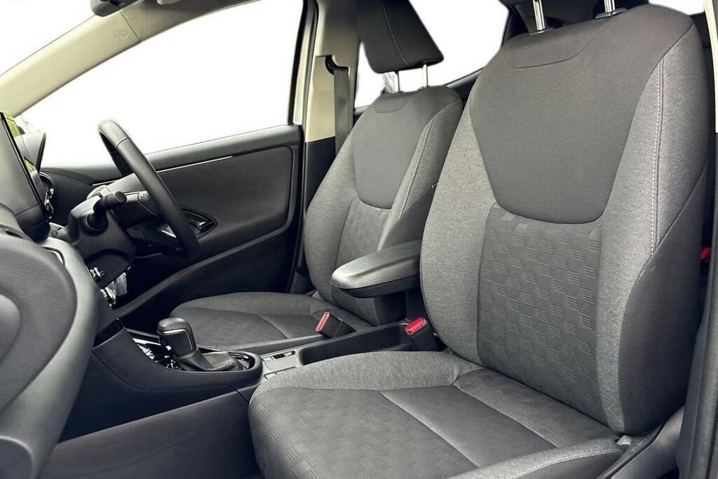Toyota Yaris 1.5 Hybrid Design Cvt FV74BYH Silver #6