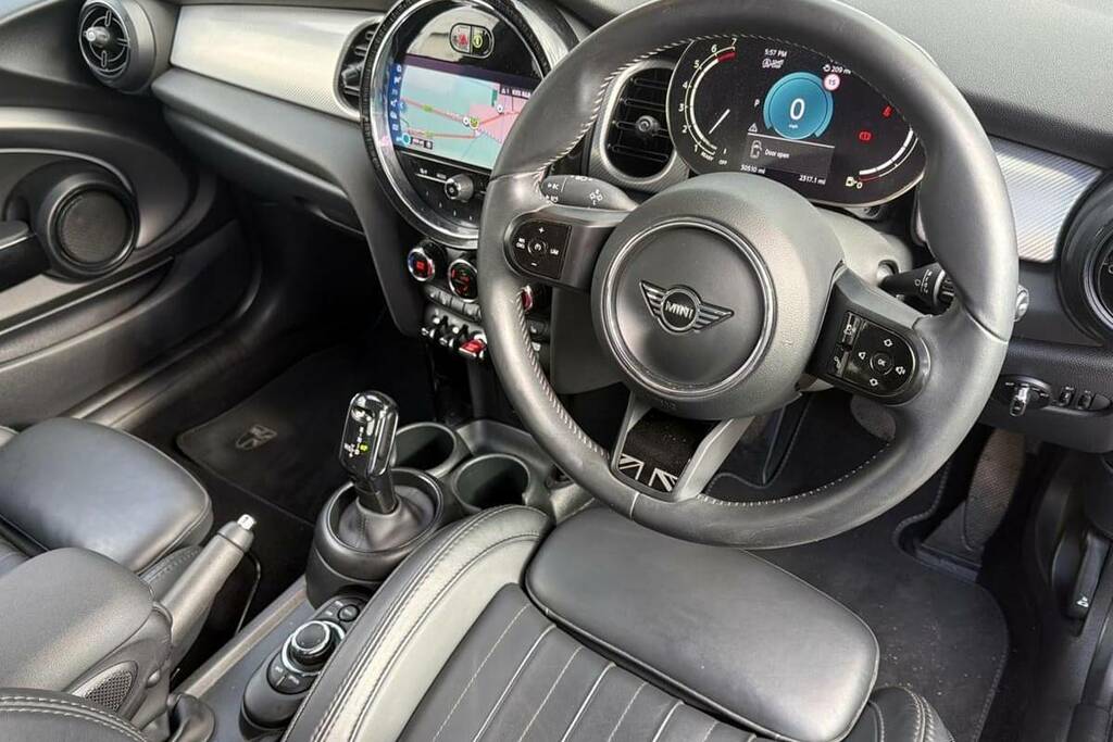 Mini Hatch 3-Door Cooper Exclusive YE23UZU Black #6