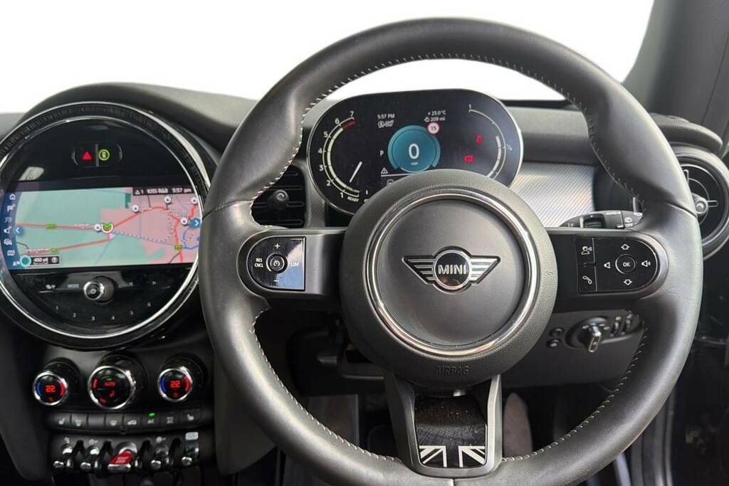 Mini Hatch 3-Door Cooper Exclusive YE23UZU Black #5