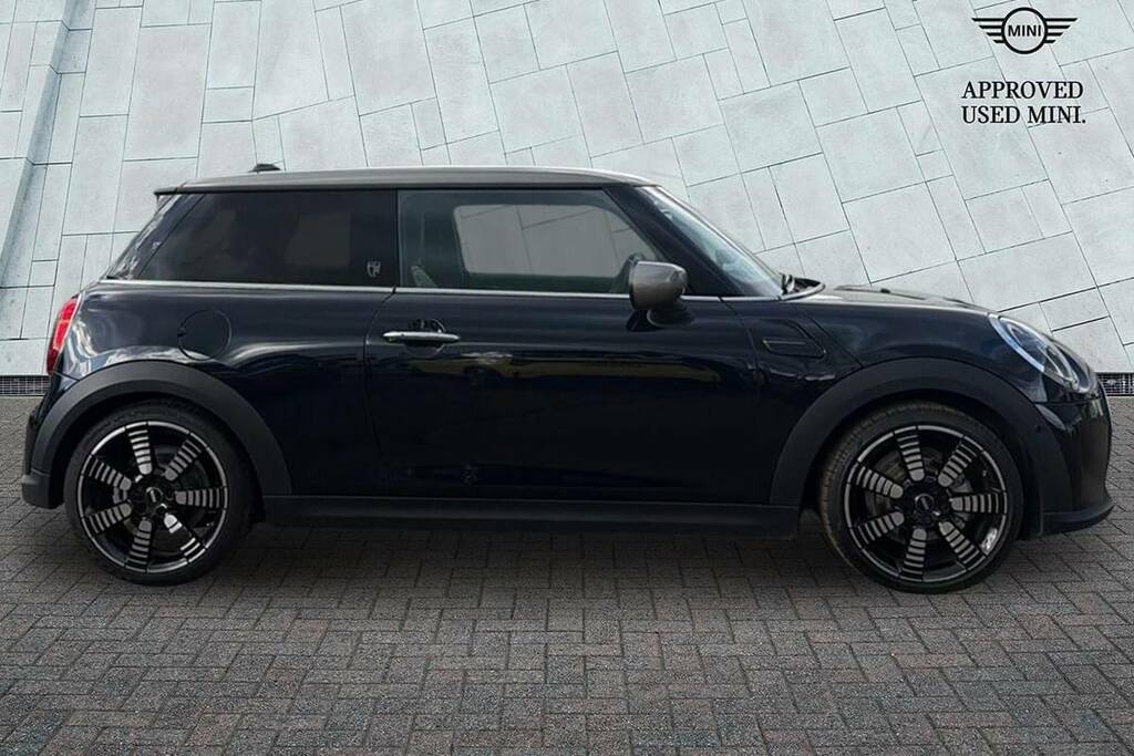 Mini Hatch 3-Door Cooper Exclusive YE23UZU Black #3