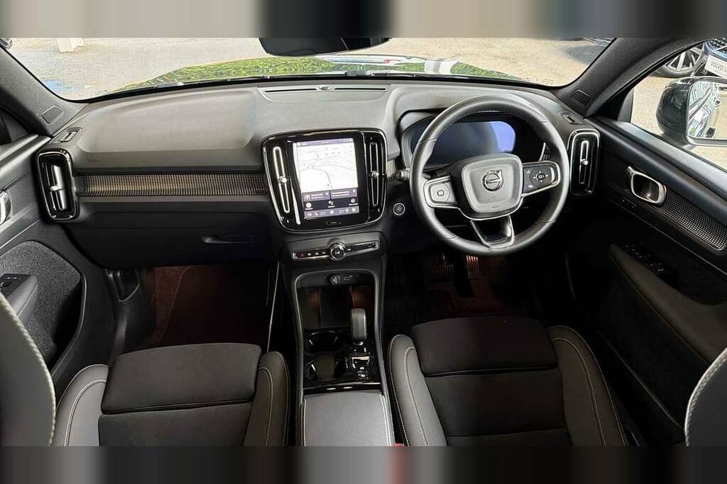 Volvo XC40 2.0 B3p Plus Black Edition RE25KLX Black #4
