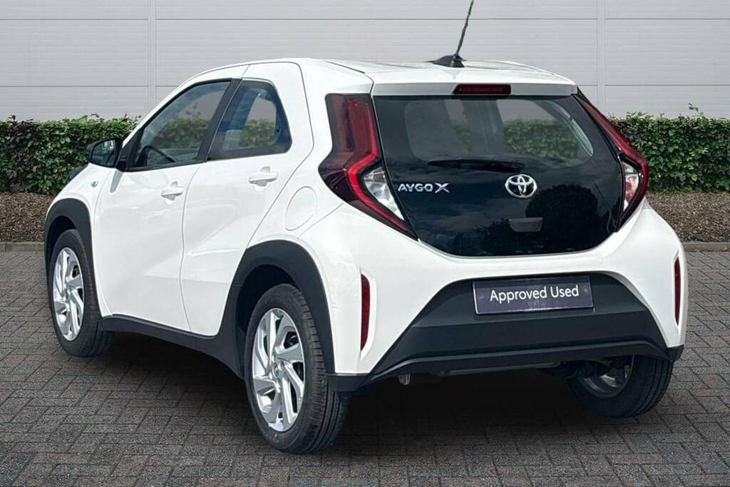 Toyota Aygo X 1.0 Vvt-i Pure WR23EDF White #2