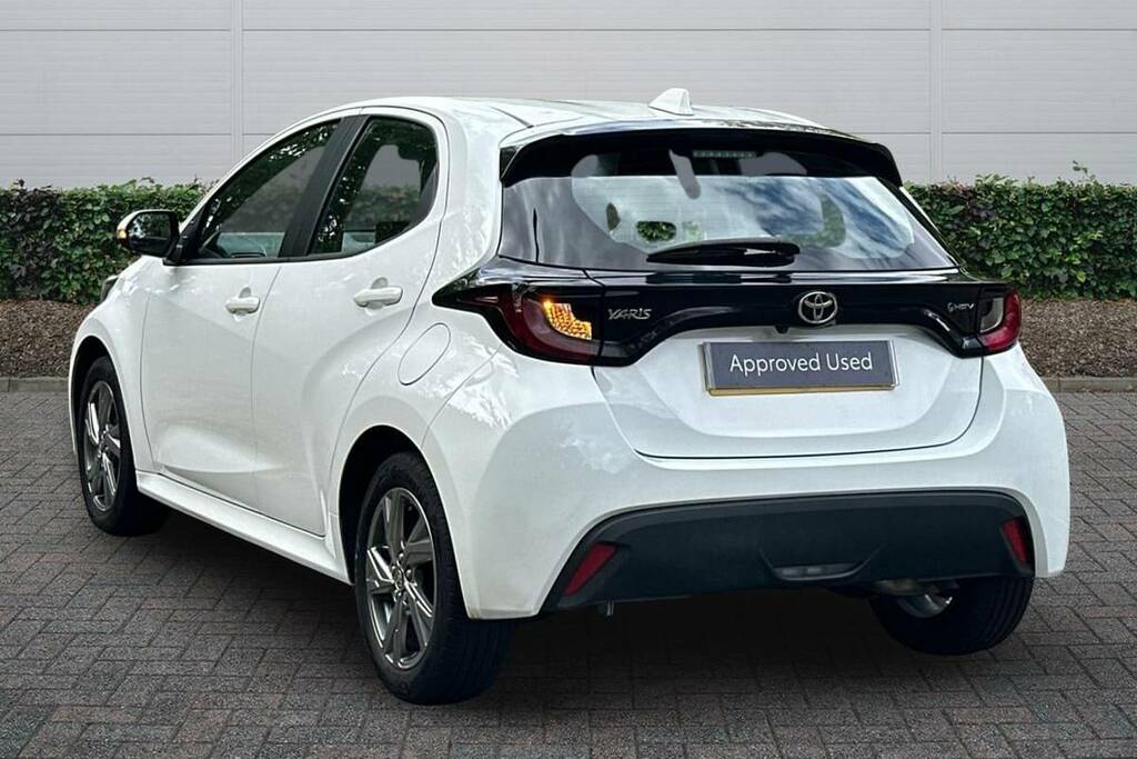 Toyota Yaris 1.5 Hybrid Icon Cvt BU24SVX White #2