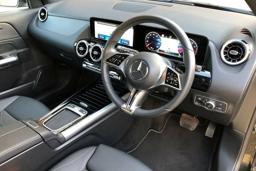 Mercedes-Benz GLA Class 180 Sport Edition FV25KTF Black #4