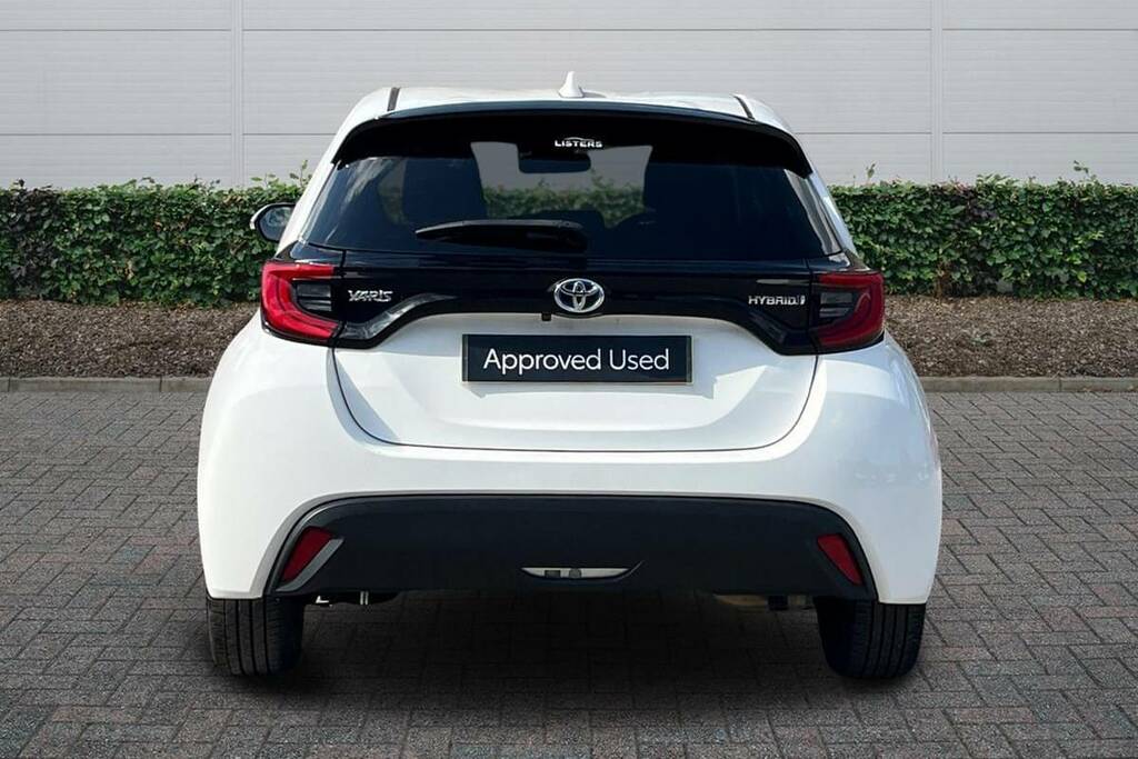 Toyota Yaris 1.5 Hybrid Design Cvt FA23LOD White #4