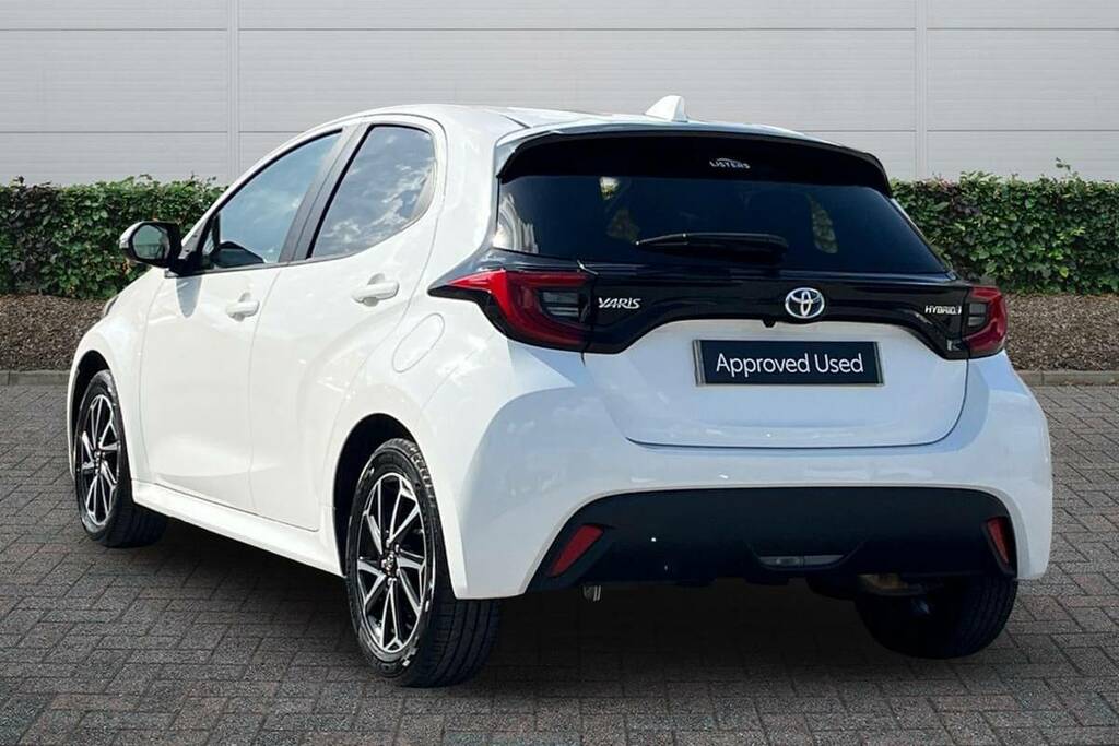 Toyota Yaris 1.5 Hybrid Design Cvt FA23LOD White #2